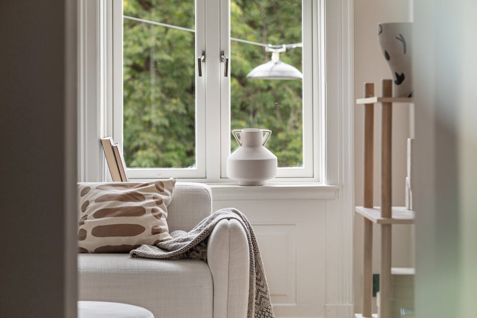 홈 파티 중 공기청정기가 작동하며 방 안의 공기가 쾌적해지는 장면